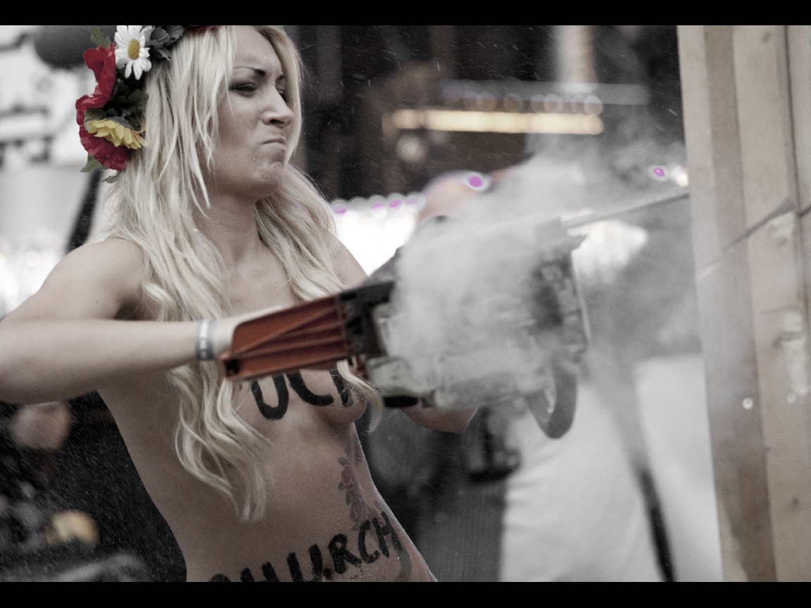 foto_installatie_FEMEN_performance_GOGBOT_2012_met_Inna_Sjevtsjenko_-_1.jpg